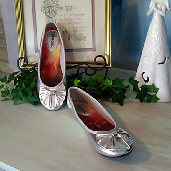 on call Shoes - Size 8 medium silver flats